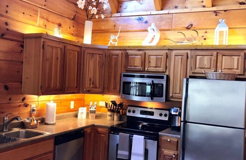 Gatlinburg - Pigeon Forge Cabin | LITTLE CUBBIE Location! Views! Pool!