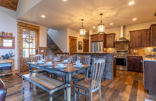 Elk Park Cabin | Little Cubs Cabin- 3bd 2 and a half bath Overlook at Eagles Nest, hot tub, fire pit, amenities