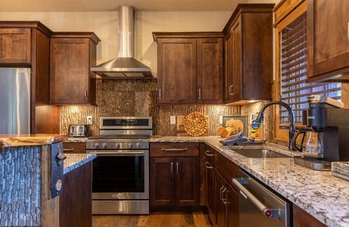 Elk Park Cabin | Little Cubs Cabin- 3bd 2 and a half bath Overlook at Eagles Nest, hot tub, fire pit, amenities