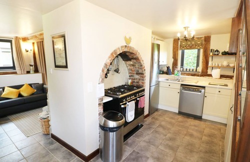 Ryde Cottage | LITTLE DUXMORE BARN, pet friendly, character holiday cottage in Ryde