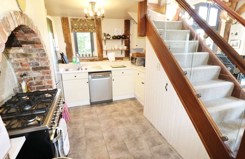 Ryde Cottage | LITTLE DUXMORE BARN, pet friendly, character holiday cottage in Ryde