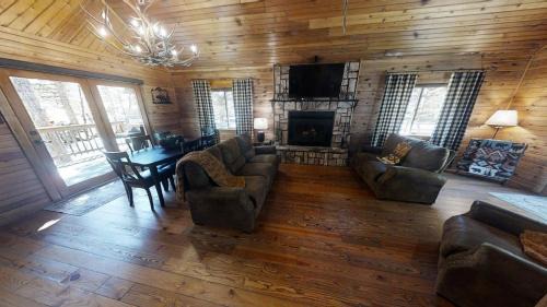 Red River House | Little Elk Horn on the River - Pet Friendly - WiFi - Washer - Dryer - Fireplace - Grill
