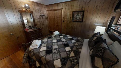 Red River House | Little Elk Horn on the River - Pet Friendly - WiFi - Washer - Dryer - Fireplace - Grill