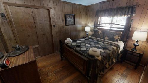 Red River House | Little Elk Horn on the River - Pet Friendly - WiFi - Washer - Dryer - Fireplace - Grill