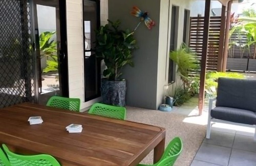 Mudjimba House | Little Fern House a Tropical Beach Hideaway Mudjimba, Sunshine Coast 🛫 5 mins