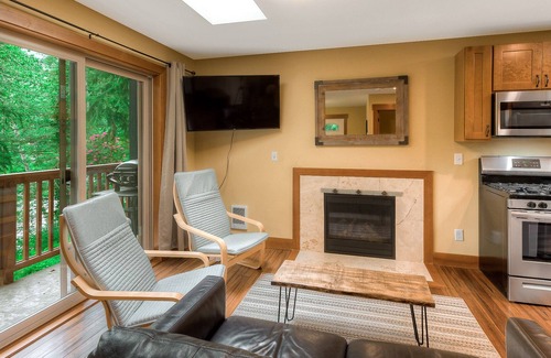 Gold Bar Apartment | Little Foot Lookout: Cozy riverfront balcony apartment w/ hot tub surrounded by wilderness