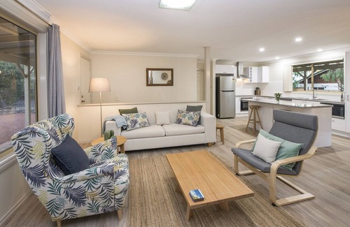 Dunsborough House | Little Gem: comfy beds, wi-fi, pet-friendly, walk to beach!