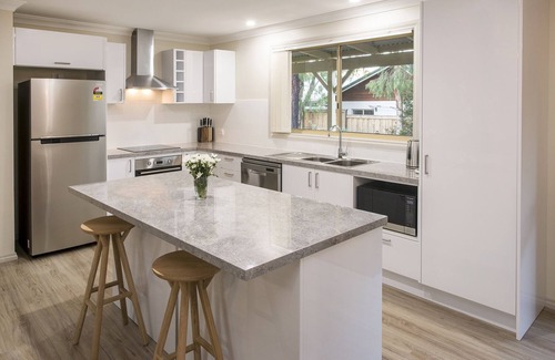 Dunsborough House | Little Gem: comfy beds, wi-fi, pet-friendly, walk to beach!