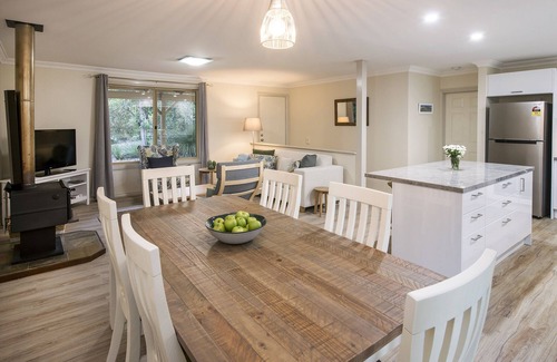 Dunsborough House | Little Gem: comfy beds, wi-fi, pet-friendly, walk to beach!