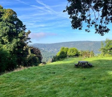 Saint Briavels Apartment | Little Gem in the Forest of Dean! Hot tub, Private garden, Dog Friendly, Smart TVs and Beautiful Historic Village Location!