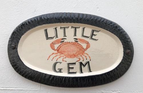 Shanklin Apartment | Little Gem with Private Hot Tub - Up to 25 percent off ferry