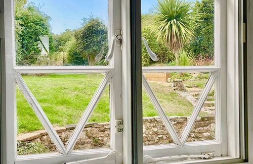 Freshwater House | Little Halt is a charming 17th century thatched cottage overlooking Pound Green
