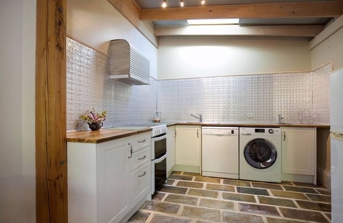 Leura House | Little Haven Leura Cottage with Spa Bath and BBQ