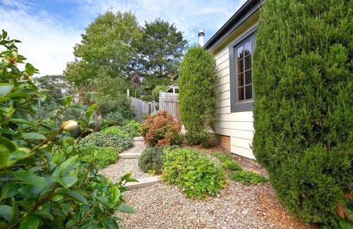Leura House | Little Haven Leura Cottage with Spa Bath and BBQ