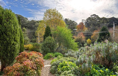 Leura House | Little Haven Leura Cottage with Spa Bath and BBQ