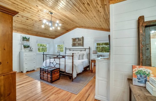 Lake Sequoyah House | Little House In The Woods | Stunning Kitchen With Designer Touches