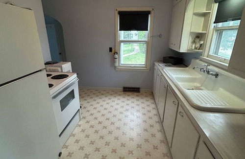 Osborne County Other | Little House Inn - Charming 4-bedroom farmhouse with AC, WiFi near Tipton