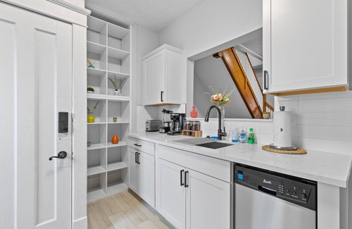 Ferndale House | Little House on Laprairie - Long Term Availability - Near DT Ferndale & Detroit
