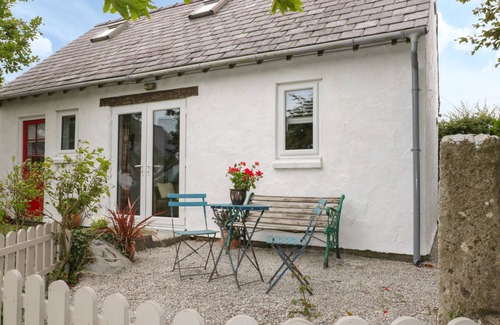 Llanddona Cottage | LITTLE HOUSE, pet friendly, with open fire in Red Wharf Bay