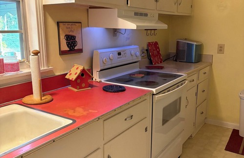 Blackshear Other | Little Magnolia Farmhouse, charming 2-bed 1.5 bath with WiFi, AC in Blackshear.