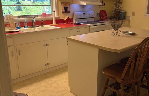 Blackshear Other | Little Magnolia Farmhouse, charming 2-bed 1.5 bath with WiFi, AC in Blackshear.