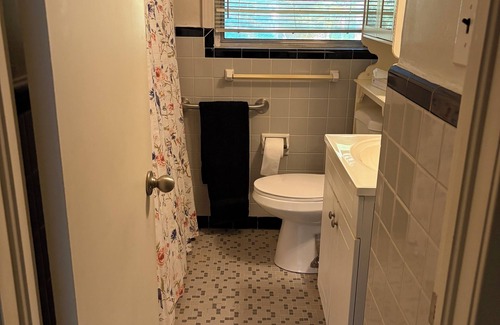 Blackshear Other | Little Magnolia Farmhouse, charming 2-bed 1.5 bath with WiFi, AC in Blackshear.