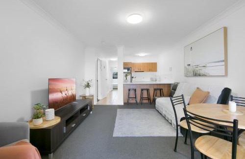 Mermaid Beach Apartment | 'Little Mermaid' beach apartment best location walk to beach and restaurants - sleeps 4