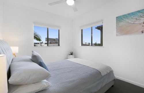 Mermaid Beach Apartment | 'Little Mermaid' beach apartment best location walk to beach and restaurants - sleeps 4
