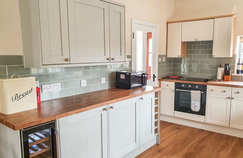 Coleford Cottage | LITTLE MILLEND, pet friendly, with hot tub in Coleford