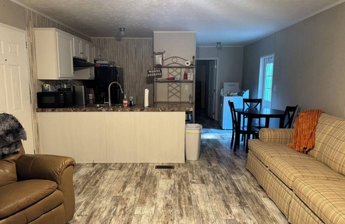 Woodville House | LITTLE MONTANA is a secluded little space close to beautiful Lake Mary