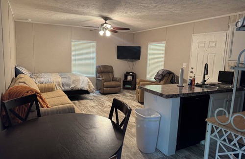 Woodville House | LITTLE MONTANA is a secluded little space close to beautiful Lake Mary