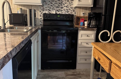 Woodville House | LITTLE MONTANA is a secluded little space close to beautiful Lake Mary
