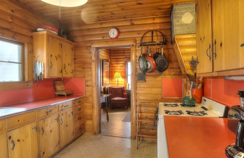 Rangeley House | 🐾Little Paradise - Spacious cozy dog friendly cabin at a great location!