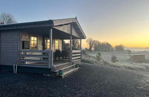 Tudenham Apartment | LITTLE ROCK RETREAT Log Cabin with Hot Tub