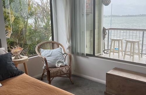 Mannering Park House | Little's Lakehouse Absolute Waterfront