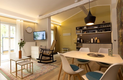 Buhlau/Weier Hirsch Apartment | Little Suite Apartments