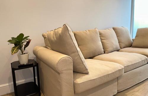 Carshalton South and Clockhouse Apartment | Little Vine - Beautiful Ground floor flat in South London