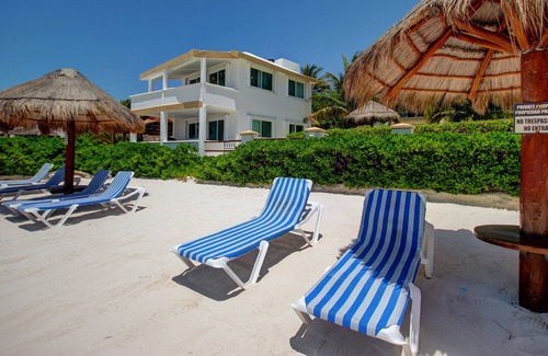Puerto Morelos Villa | Little White House is a stand alone house located within the Casita Blanca condo complex.