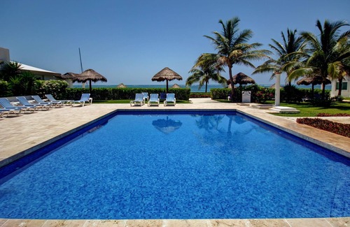 Puerto Morelos Villa | Little White House is a stand alone house located within the Casita Blanca condo complex.