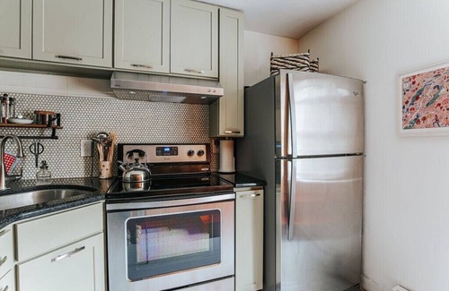 Staunton House | Little Yellow House: Walk to Downtown Staunton