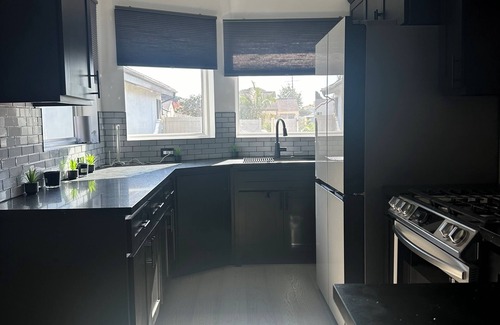Del Aire House | Live like a Hollywood superstar. Right next to LAX, SoFi Stadium, and beaches.