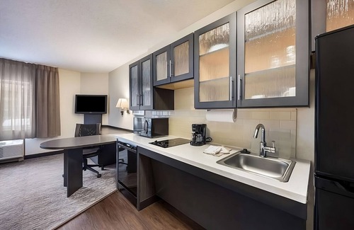 Gateway Hotel | Live Music Capital Hideaway! Pet-friendly Property, Fully-equipped Kitchen!