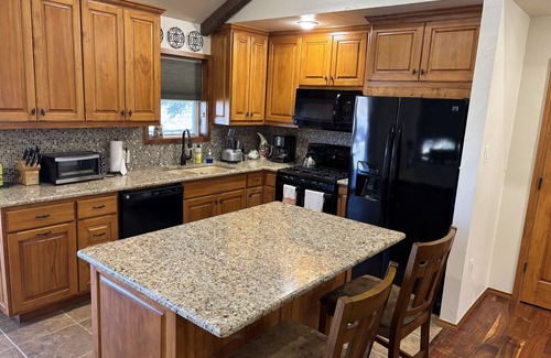 Lampasas Cabin | Live Oak Cabin - a charming 2-bedroom cabin at a ranch in Lampasas, Texas