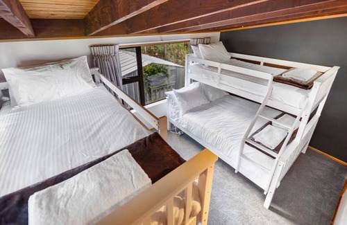 Fernhill Cabin | Live the Queenstown dream amid panoramic views, cozy fire, & full amenities!