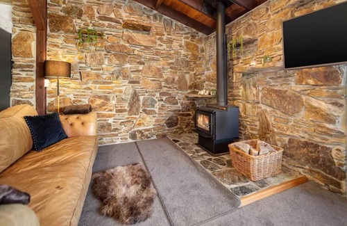 Fernhill Cabin | Live the Queenstown dream amid panoramic views, cozy fire, & full amenities!
