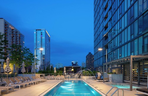 Old Town Apartment | Live the Suite Life: Historic Old Town Chicago Stays with Modern Luxury & Style
