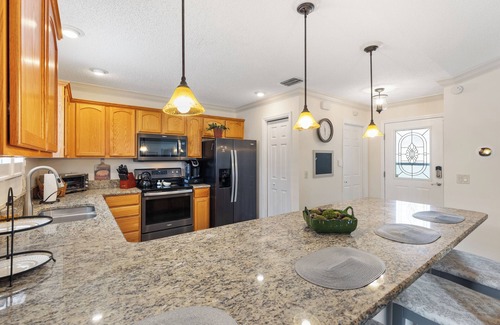 Duval Cottage | Live the Villages Life – 2BR, Golf Cart, Fenced Yard for Furry Friends