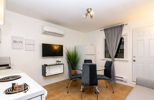 Cabbagetown House | Lively 3 Bedroom multi-story Apartment in Historic Cabbagetown