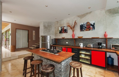 Batubelig Villa | LIVELY! 3BR Villa - 4Min Walk To Seminyak Beach! W/Private Swimming Pool!