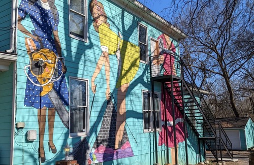 East Side Apartment | Lively area, shows/classes/charm!